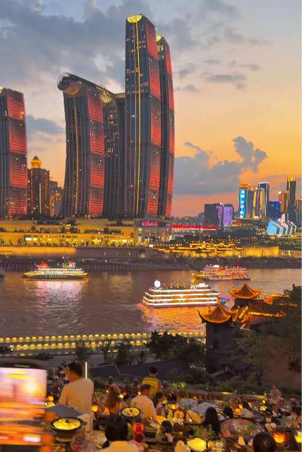 The atmosphere at 7 p.m. in Chongqing is so amazing.